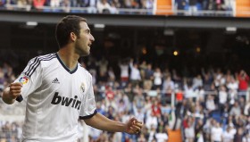 bet365官方方-窒息防守与变革风波，字母哥上演瑞士军刀式封锁，新规争议撕裂赛场
